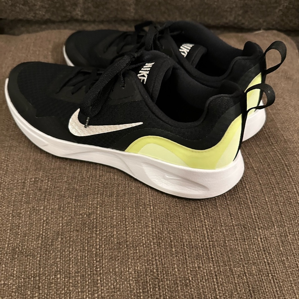 Wmns Wearallday 'Black Barely Volt' size 8.5